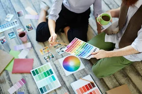 Beratung - Raumausstatter berät Kundin, welche Farbe sie für das Interieur wählen sollen