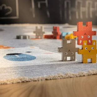 Kinderspielteppich Ausschnitt, auf dem Boden liegend. - Kinderspielteppich Ausschnitt, auf dem Boden liegend.
