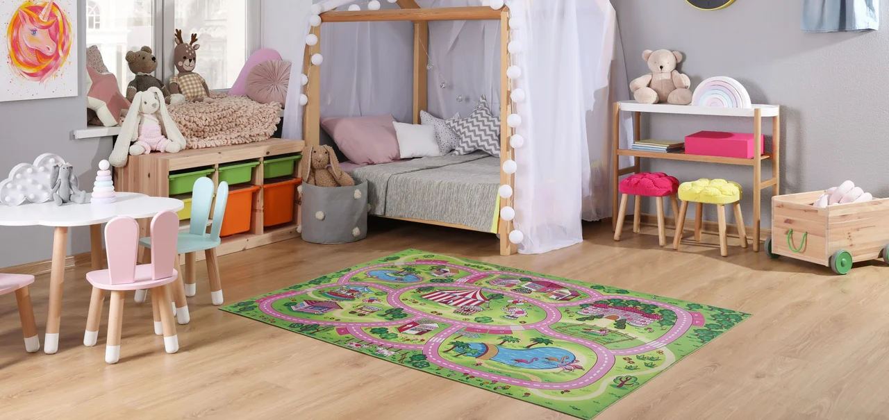 Kinder Teppiche - Kinderspielteppich der eine Landschaft mit Straßen zeigt, liegt auf dem Boden in einem Kinderzimmer.