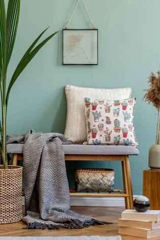 Illustration - Ihr Experte für schönes Wohnen - Stilvolle scandi Innenarchitektur des Wohnzimmers mit Holzbank, Kissen, kariert, Korb, Blumen, Rattan Vase und elegante persönliche Accessoires. Minimalistisches Konzept. Moderne Wohnkultur.